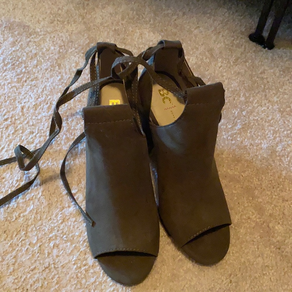 Dark military green shoes